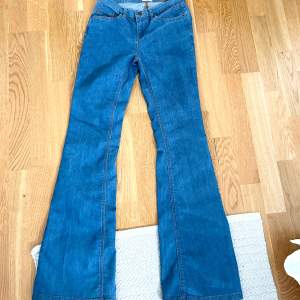 Säljer dessa Lowwaist bootcut jeans från Gina Tricot storlek 27x34 i en så fin tvätt.