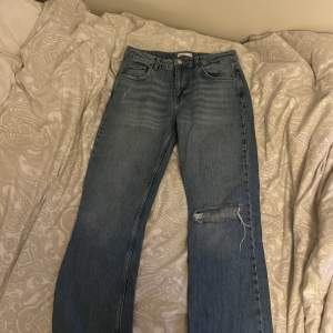 BootCut jeans från ginatricot som är midwaist och i stl 38 som passar mig bra i längden (Jag är 168)