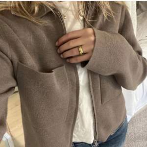 (Lånade bilder) Jättefin jacka/kofta från Åhléns. Den är jättefin att ha över typ en vit t shirt eller som kofta 🥰🥰 Färgen är nån blandning mellan brun/beige.