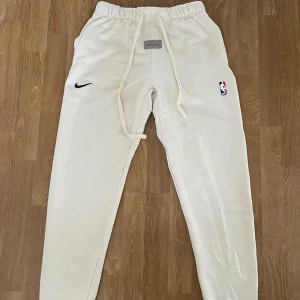 NBA x Nike  - Nike mjukis byxor i bra skick st m. Vid minsta fundering hör av dig 📩