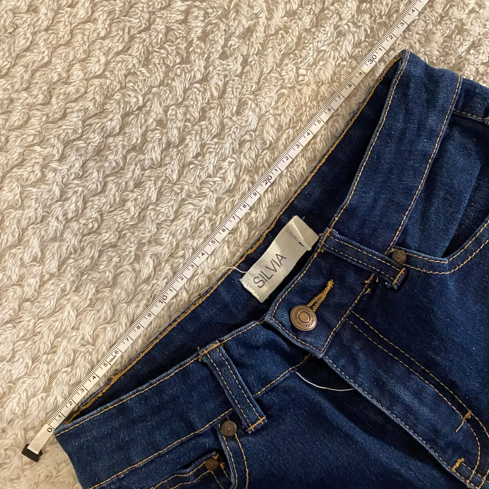 Jätte fina jeans i storlek 25, från Gina Tricot säljes på grund av det jag har blivit för små för mig💙 i bra sick. Jeans & Byxor.