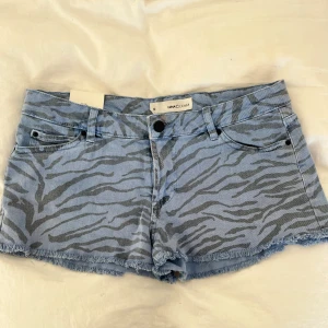 Zebra jeansshorts - Unika lågmidjade jeansshorts som är så snygga. Nyskick och aldrig använda. 