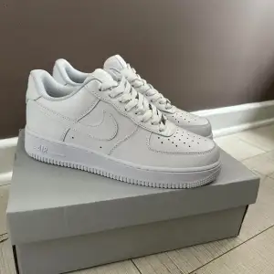 Splitter nya Air Force 1 oanvända och perfekt inför sommaren  Skorna säljs eftersom inte kunnat lämna tillbaka de 