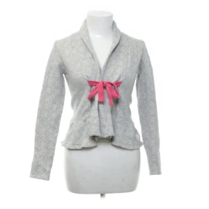 Odd molly kofta 💗 - Säljer denna super fina odd molly koftan. den är i bra skick och har inga defekter. Skriv om ni har frågor💗priset kan diskuteras, den är ganska liten i storleken