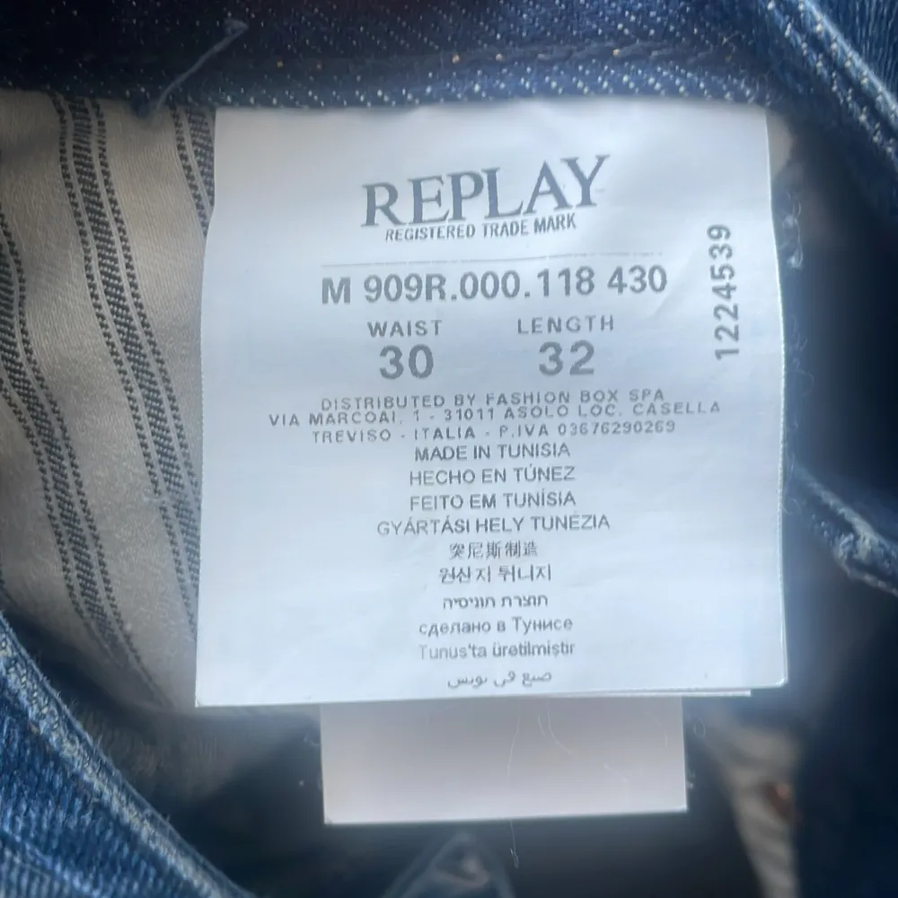 Feta Replay jeans i bra skicka, dem passar bra på mig som är 182. Originalpris:1499kr. Skriv om du undrar någonting!. Jeans & Byxor.