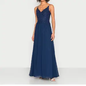 Magisk marinblå klänning som passar perfekt nu till balerna💙använd en gång så den är i fint skick! Storlek 38 men passar mig som är en s-m