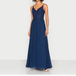 Balklänning - Magisk marinblå klänning som passar perfekt nu till balerna💙använd en gång så den är i fint skick! Storlek 38 men passar mig som är en s-m