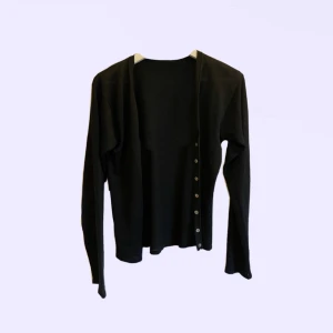 svart kofta  - fin svart kofta med pärlemorsknappar🖤