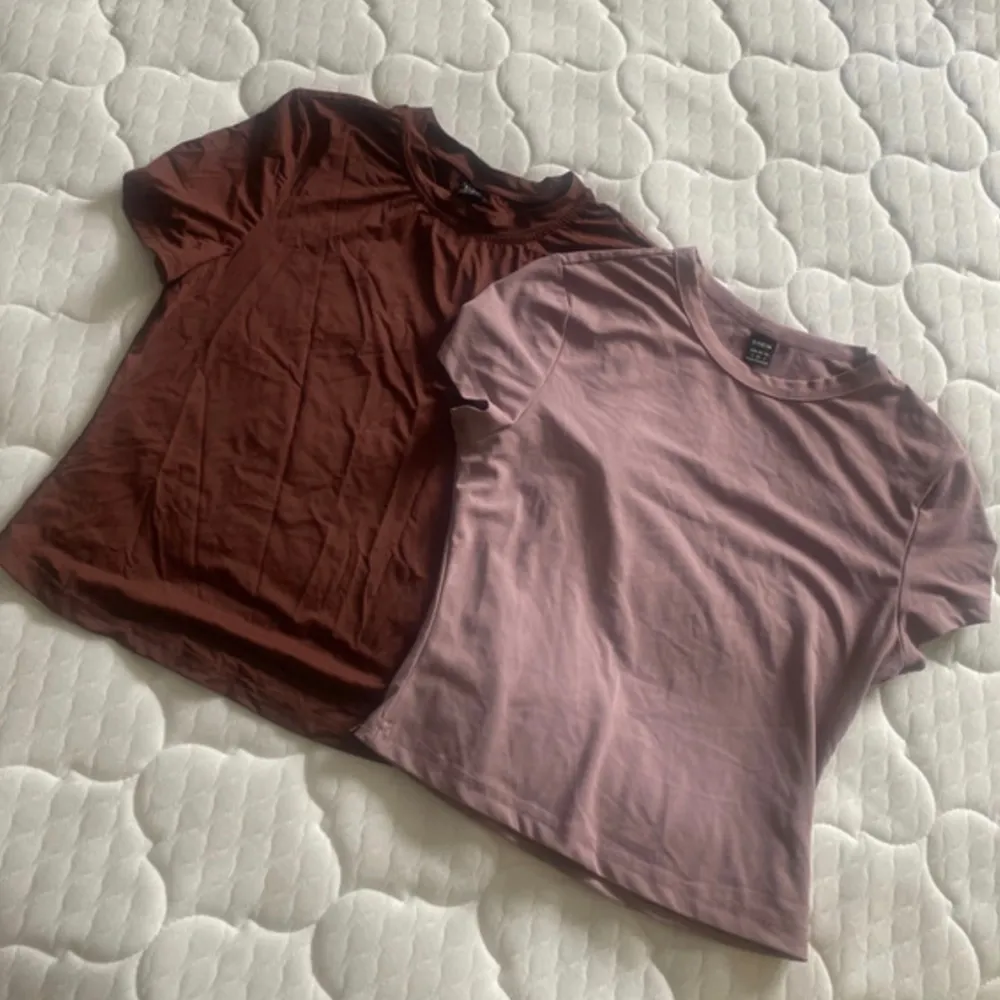 2 st tshirts från shein  Den bruna är ”skims dupe” och den lila är mer vanlig tshirt.. T-shirts.