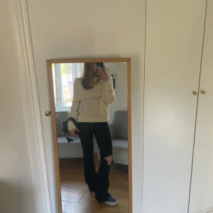 Stickad tröja - Fin stickad of shoulder tröja. Helt oanvänd. Om frågor fins skriv till mig💕