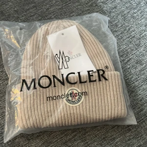 Moncler - Moncler mössa till salu för billig pris kom på ett bud