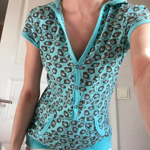 Tröja med luva - Super cool blå tröja med luva och ficka på framsidan. Fina detaljer blommigt mönster. Jättefint skick och väldigt lite använd🩷