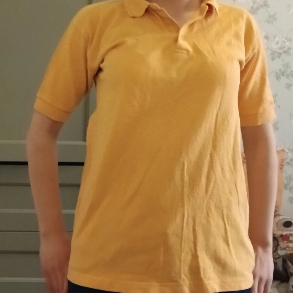 En super snygg gul/orange tröja, så snygg och har till och med en snygg lap👍(bild 3) gissar att det är någon klubb. Köpt på second hand och har små defekter(bild 4) men inget stort som du tänker på. Säljer då den inte sitter som jag vill💞. T-shirts.