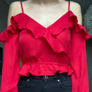 Röd topp - Blus i fint skick. Passar xs-s. Säljes pga att den inte används längre. Kan hämtas i göteborg eller skickas 😊