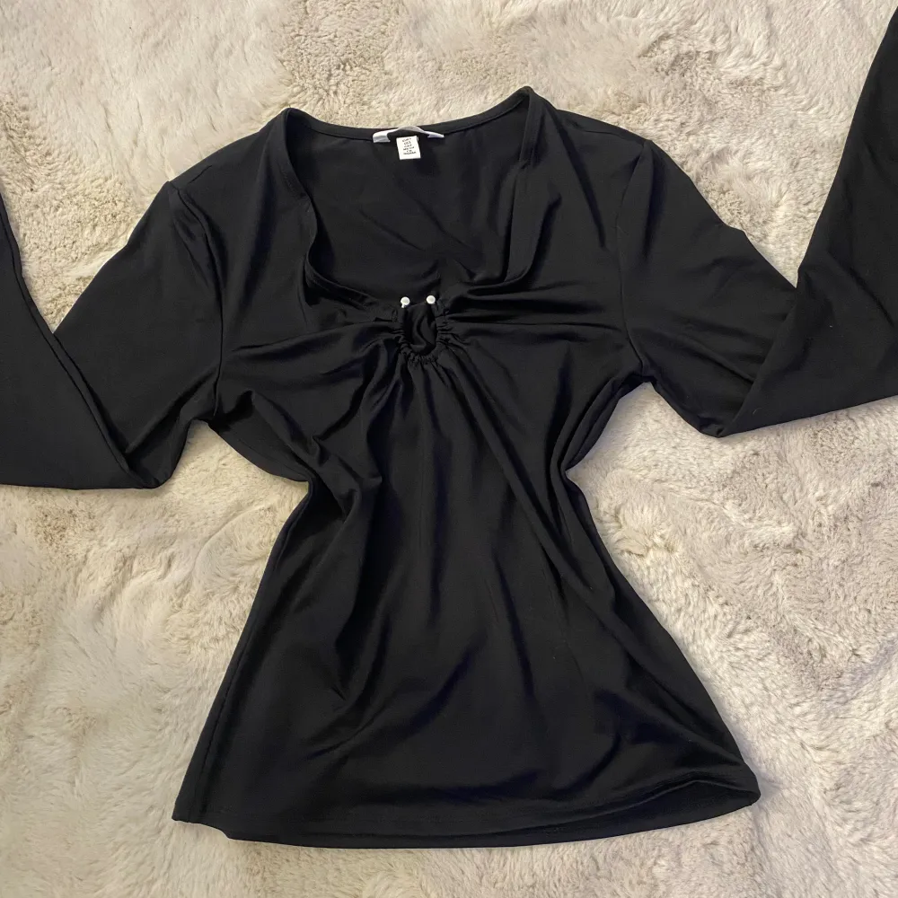 Säljer denna svarta tröja i storlek S från hm då den inte kommer till användning, skriv för fler bilder.💗💗. Tröjor & Koftor.