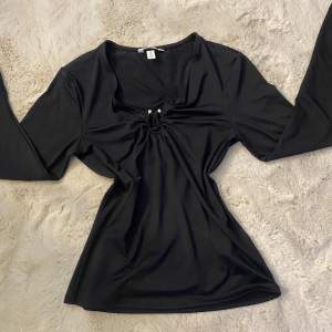 Säljer denna svarta tröja i storlek S från hm då den inte kommer till användning, skriv för fler bilder.💗💗