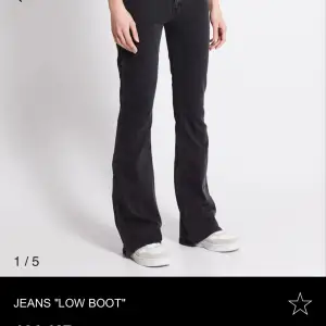 Säljer mina svarta lågmidjade bootcut jeans. Från lager157. Aldrig använda 
