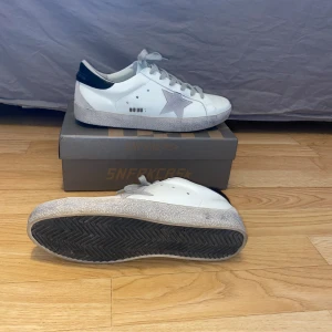 Golden Goose Superstar - Golden goose superstar i storlek 43, säljer då de var för små. Skick 9/10, endast använda ett fåtal gånger👍Pris kan diskuteras vid snabb affär🤝