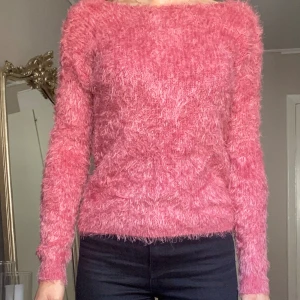 Mjuk tröja i hallonrosa  - Tröja med knutdetalj i ryggen. Storlek xs. Passar xs-s. Säljes pga att den inte används längre. Kan hämtas i göteborg eller skickas 😊