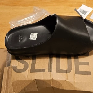 Nya slides - Ny i låda storlek 44 passar som 42_43