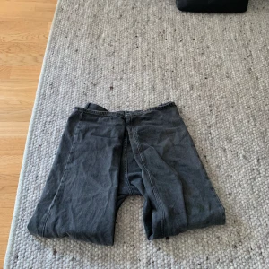 Sweet skbts - Har ett litet hål längst nere på byxan och lite upp slitna vid fötterna men det märks inte när dem är på!