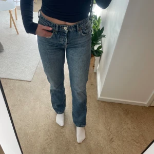 Zara jeans - Ett par blå jeans från zara med medelhög midja, storlek 36. 