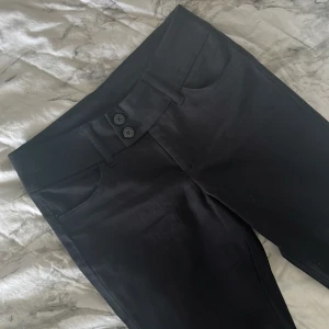 Lågmidjade kostymbyxor - Endast testade, säljer för de är för långa för mig(162cm) innerbenslängd:83cm midjemått rakt över:34/35cm 🫶kontakta vid frågor! Säljer liknande 