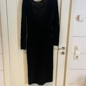 Stickad klänning med låg rygg - Säljer denna oanvända stickade klänning från indiska. Det är strl S men den skulle passa både XS och M också! Nypris 999kr. Hör av er för bilder av den på eller vid funderingar!💕