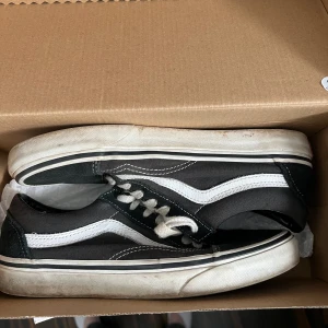 Vans - Svarta Vans i storlek 38. Säljes på grund av att de inte längre används. Hör av er vid fler frågor.