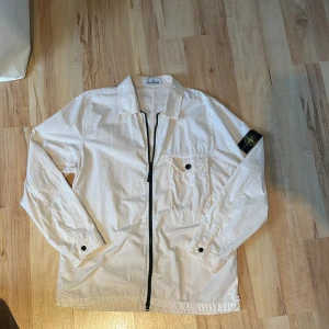 Stone Island Overshirt (Limited Edition) - En prefekt vårjacka med 2 dragkedjor så du kan knäppa den och lossa den ner till (beroende på hur varmt det är). Strl XLL, men den sitter som L (Är 188cm), bra passform! Iprincip aldrig använd! Cond 8/10 (Säljs i befintligt skick) Hör av er vid fråga
