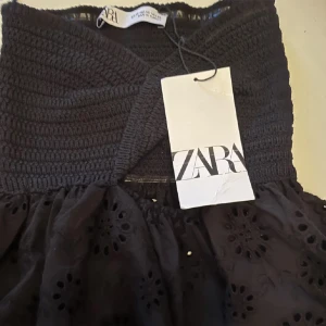  Zara topp - Säljer en topp från zara som endast är använd två gånger😊Kommer inte till användning längre och fick den för 1 år sen💕