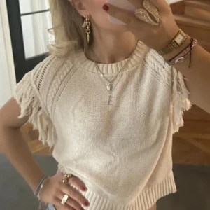 Stickad t shirt - Säljer nu denna as coola och unika tröjan med fransar! 