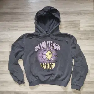 Mörkgrå luvtröja/hoodie med tryck från H&M.
