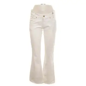 Vita lågmidjade jeans ifrån märket lee, vintage. Märket har slitningar (se sista bilden), samt små nästintill osynliga fläckar på ena bakfickan. I annars gott skick. I STORLEK 28. Midjemått:80 innerbenslängd:81