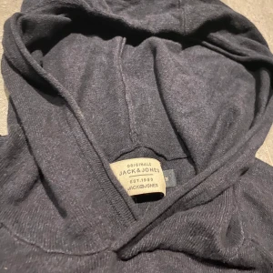 Stickad hoodie - En riktigt fet stickad hoodie som inte säljs längre från Jack & Jones. Skicket är väldigt bra! Hör av er vid mer frågor!