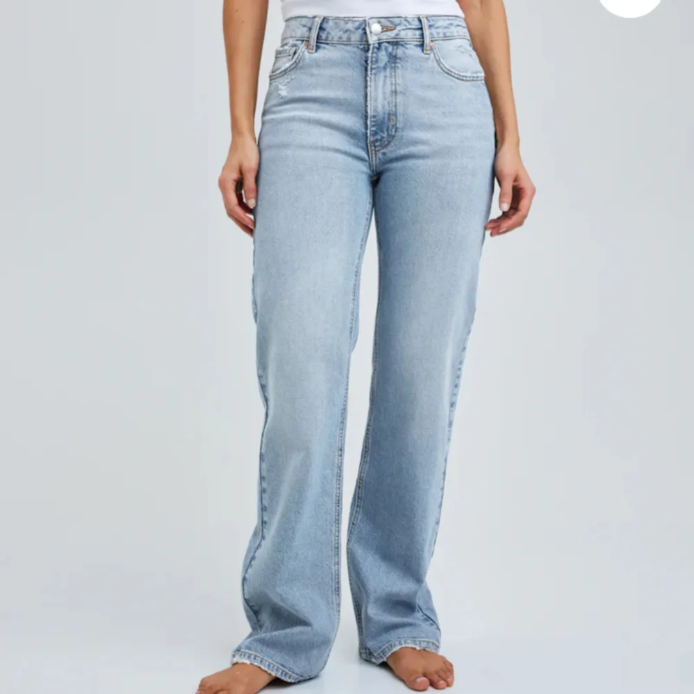 Säljer dessa snygga jeans från bikbok dock i en mörkare färg. Nypris 600kr och säljer de då jag inte använder de. Waist storlek 30 och length storlek 32. Jeans & Byxor.