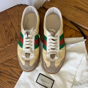 Gucci sneakers - Gucci G74 lädersneakers. Storlek 6 UK, skulle sälja att dom motsvarar en 39,5. Köpta på Vestiare Collective. Jätte fint skick. Säljes på grund av förstora. 