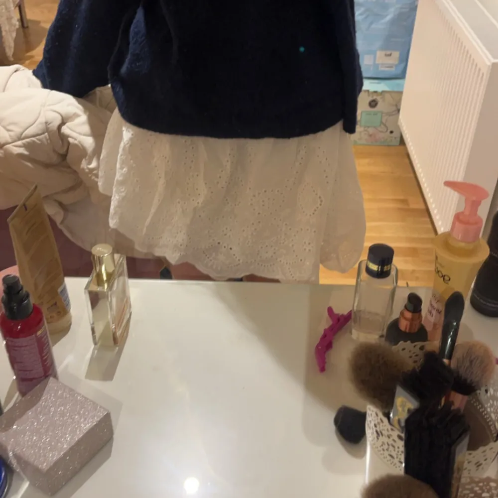 Super söt kjol som tyvärr också är lite för stor, aldrig använd så nyskick och i storlek M. Vet inte vart den kommer ifrån då jag köpt den från sellpy❤️. Kjolar.