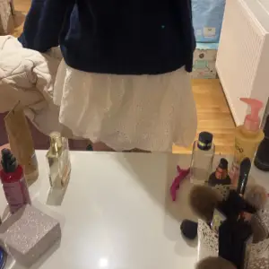 Super söt kjol som tyvärr också är lite för stor, aldrig använd så nyskick och i storlek M. Vet inte vart den kommer ifrån då jag köpt den från sellpy❤️