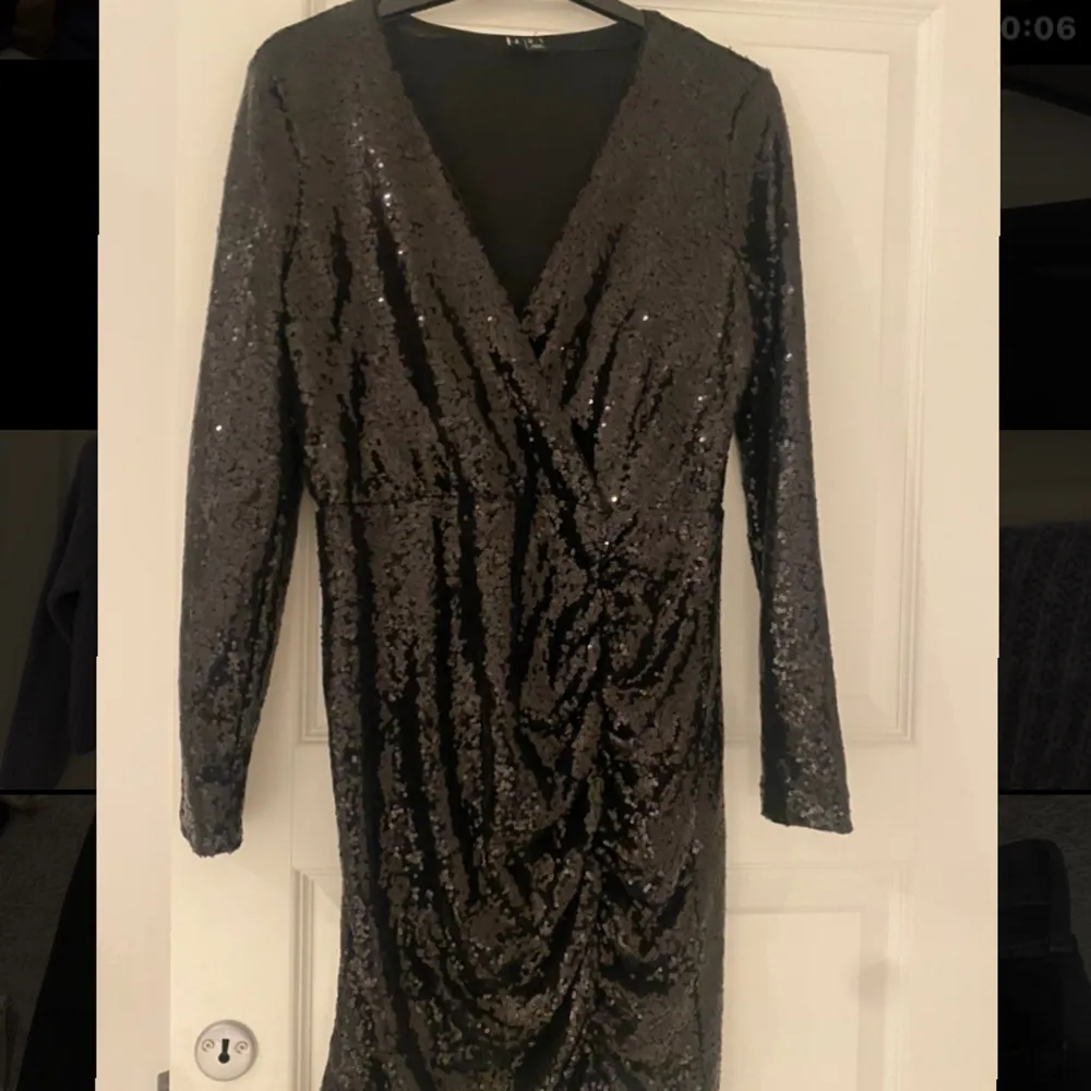 Säljer denna superfina svarta paljettklänningen från vero Moda i storlek S, perfekt till fester och utgångar. Klänningar.