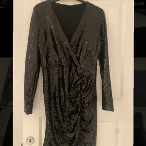 Säljer denna superfina svarta paljettklänningen från vero Moda i storlek S, perfekt till fester och utgångar