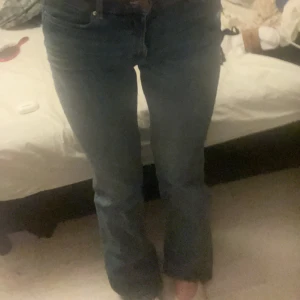 blå bootcut jeans - säljer dessa blåa bootcut jeans då dem tyvärr inte kommer till någon användning längre. Dem är lite slitna längst ner då jag "trampat"på dem men annars finns de inga större defekter som jag kan hitta. jag är 159 cm för referens.