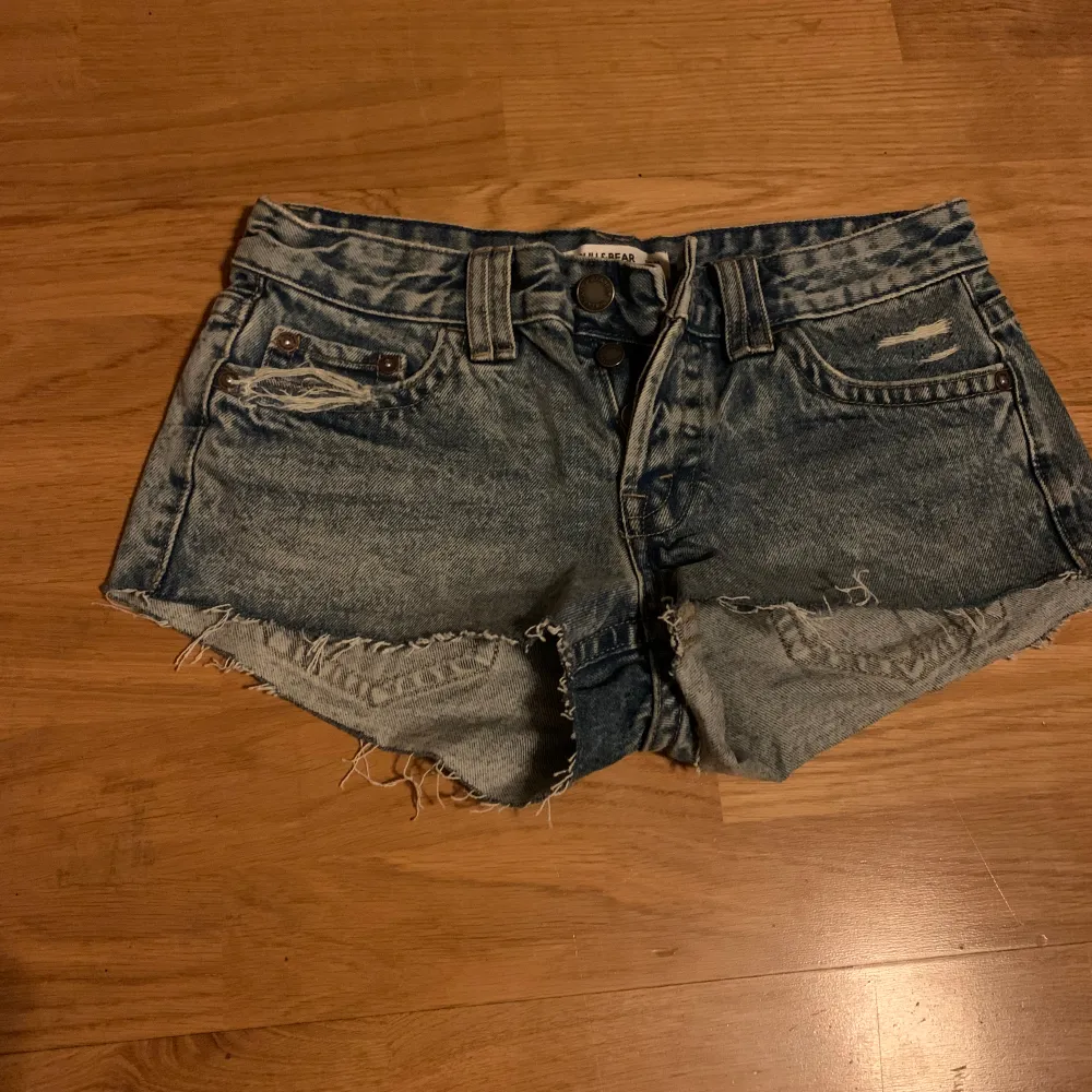 Lågmidjade jeansshorts i storlek 36/S köpt men aldrig använt. Fint skick. Ljusblå jeans färg🙌. Shorts.
