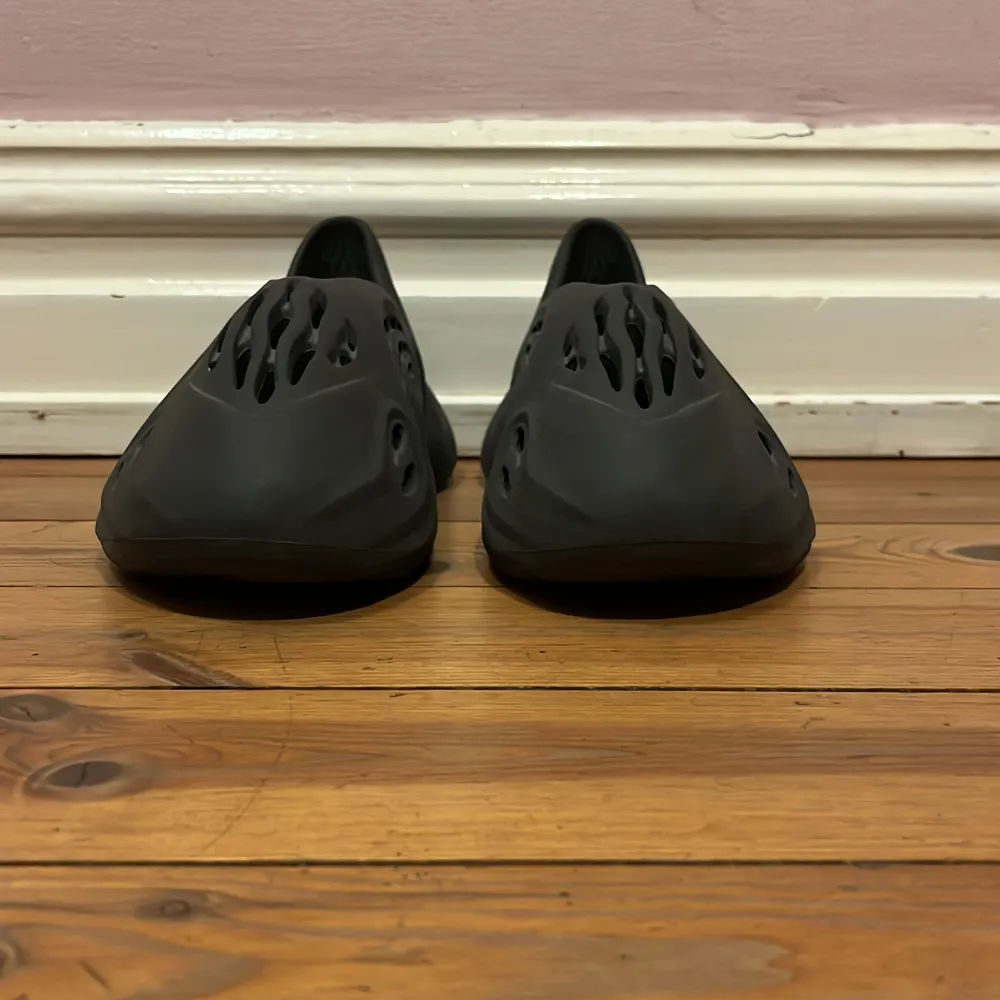 Yeezy Foam Runner Onyx. Väldigt bra skick, 10/10. Sitter som en 42-44,5. Kvitto finns  Köpta från Adidas. Kan mötas upp i Stockholm. Skriv ett Dm för mer info. Skor.