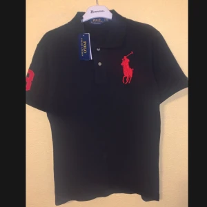 Chief keef polo svart - En riktigt fet polo i svart⚫️🔴 säljer av min klädsamling och sparar till bil. Tröjan är oanvänd och kommer med originalförpackningen