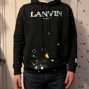 Lanvin Hoodie - Säljer nu min feta Lanvin x Dept de la Galerie Hoodie | Inköpt 2023 4499kr| Skick 9/10 (inga defekter) | mitt pris 2499