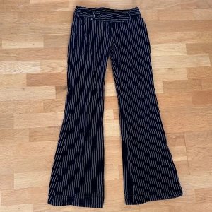 Bootcut sammet byxor lågmidjade randiga  - Bra skick och kvalitet! Fits like a glove!!🙏🏽 tightare upptill och mycket utsvängda nedtill💕