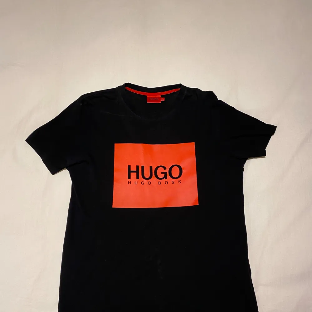 Hugo boss t-shirts i väldigt bra skicka. Inga defekter, säljer då den inte passar mig.. T-shirts.