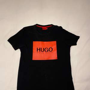 Hugo boss t-shirts i väldigt bra skicka. Inga defekter, säljer då den inte passar mig.