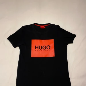 Hugo Boss t-shirt - Hugo boss t-shirts i väldigt bra skicka. Inga defekter, säljer då den inte passar mig.